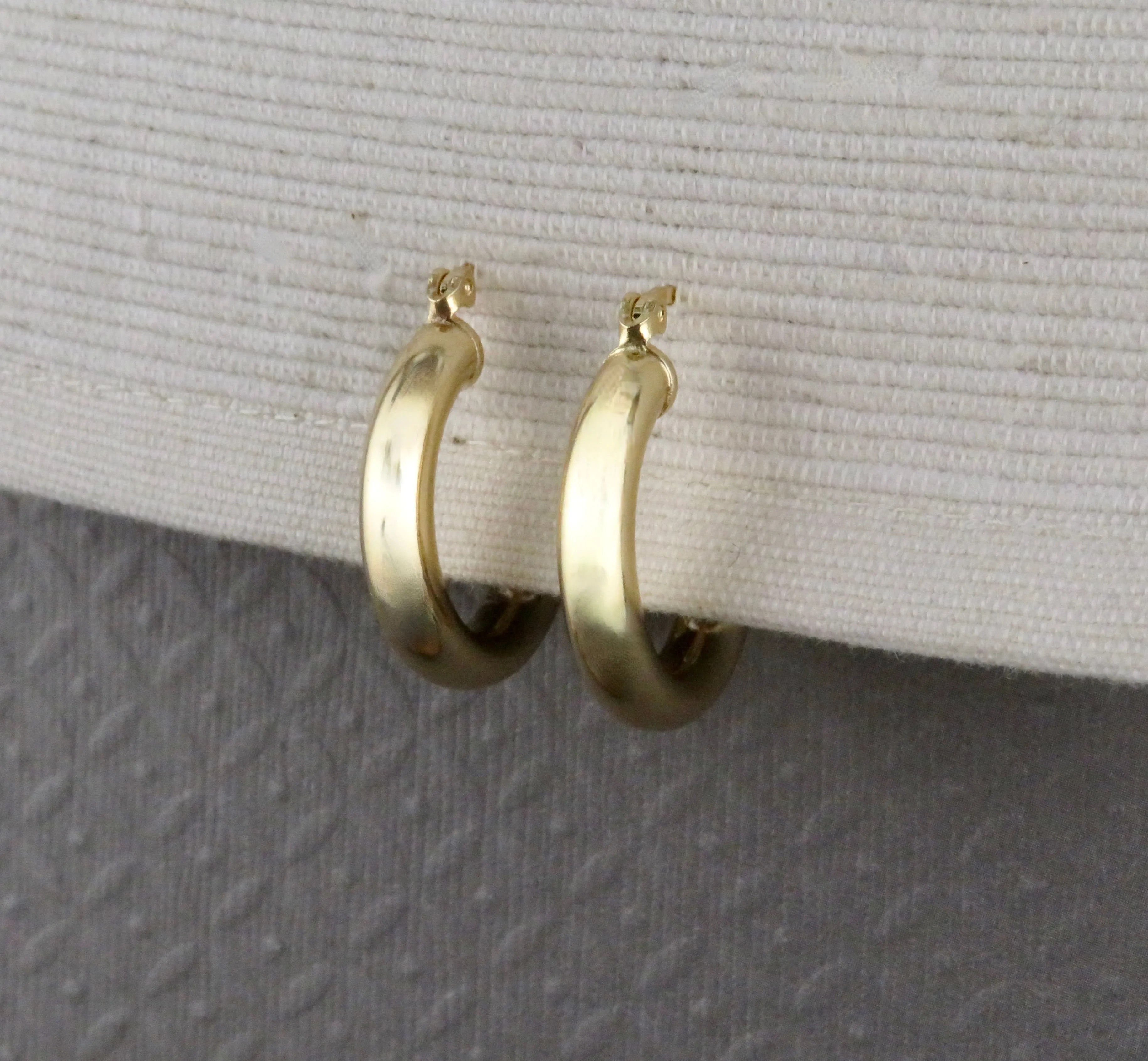 Gold Filled Latched Hoop Earrings - Medium